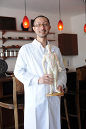 土肥彰太郎さん(鍼灸学科昼間部1期生)